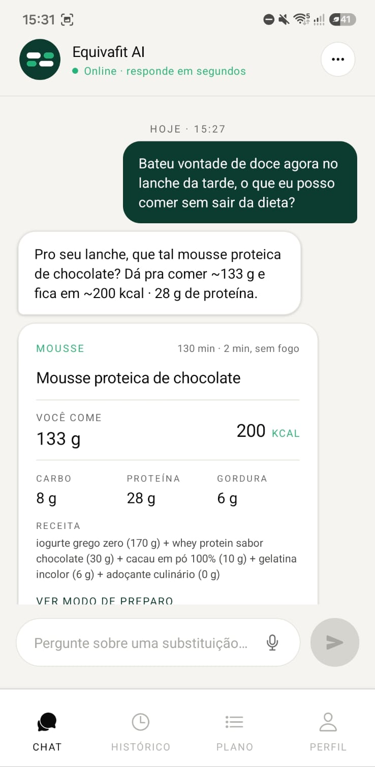 Conversa no app: “bateu vontade de doce agora no lanche da tarde, o que eu posso comer sem sair da dieta?”. O Equivafit sugere mousse proteica de chocolate, 133 g, 200 kcal, 8 g de carboidrato, 28 g de proteína e 6 g de gordura.